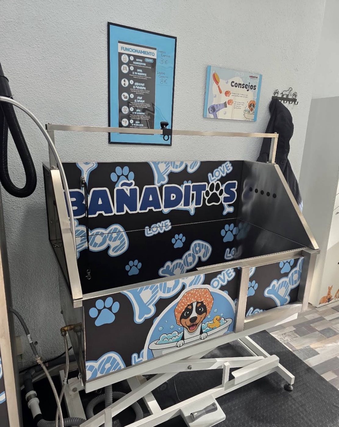 Bañera profesional de acero de Bañaditos, con el logo y huellas azules